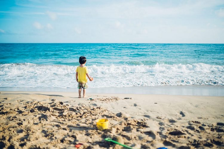 criança na praia