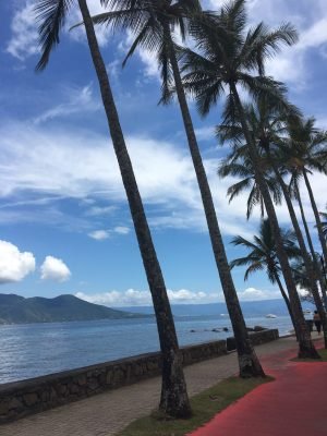 Paisagem da ciclovia de Ilhabela