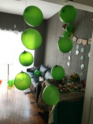 As bexigas penduradas fizeram o papel de plantas da selva 