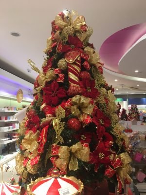 Árvore de Natal montada na loja Cromus Experience