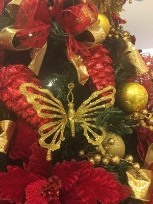 Adorno de borboleta na árvore de Natal da loja Cromus Experience