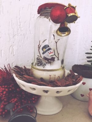 arranjo de natal usando pote de vidro