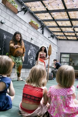 festa moana com personagens