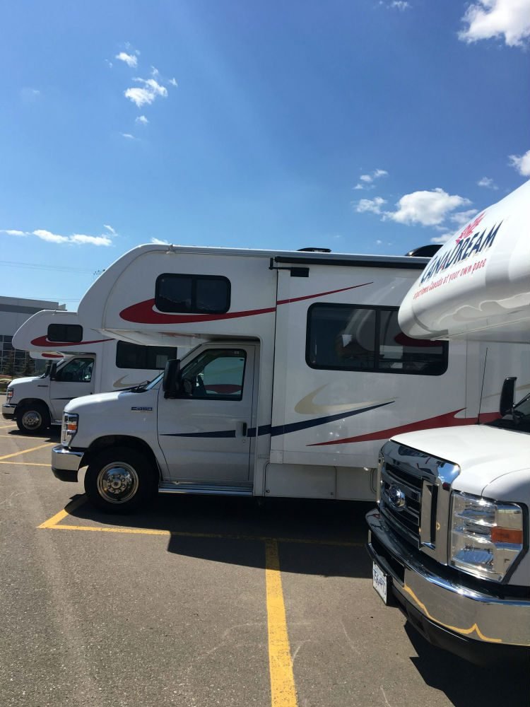 Estacionamento de motorhomes na sede da CanaDream em Calgary.