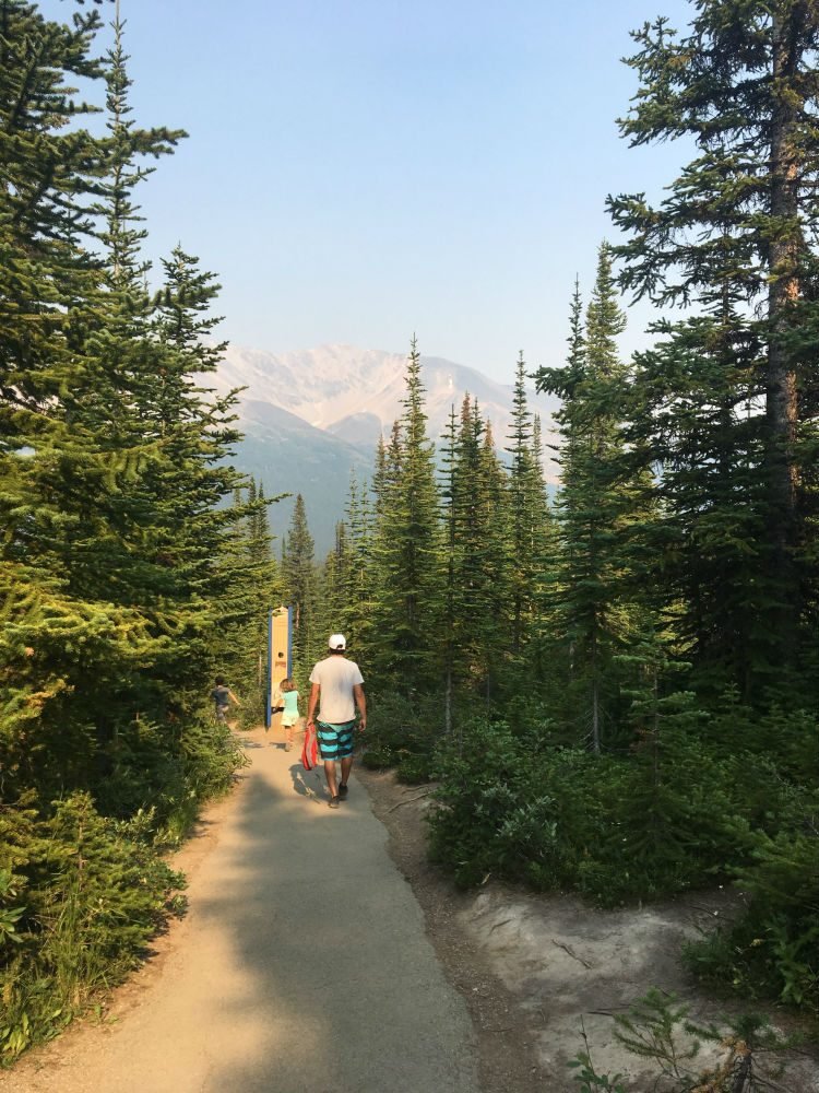 A trilha para chegar até o mirante de Peyto Lake no Canadá