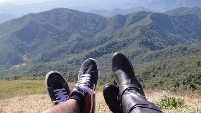 pés com vista para montanha