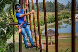 Resort em SP inaugura um dos maiores circuitos de arvorismo em hotéis