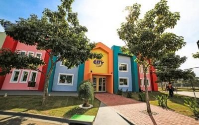 Turismo sustentável com crianças: conheça a Jota City, no Tauá Atibaia