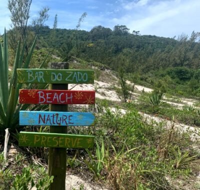 Placa na chegada da Praia da Ferrugem