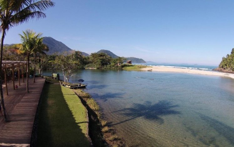 rio em frente ao mar