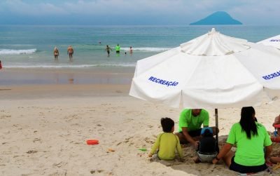 equipe de recreação para crianças na Praia