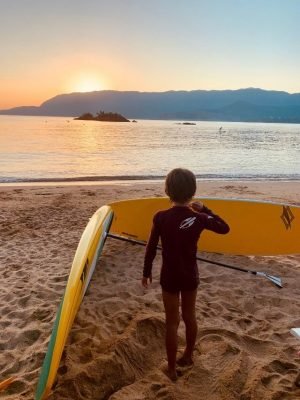 menino olhando para a praia ilhabela