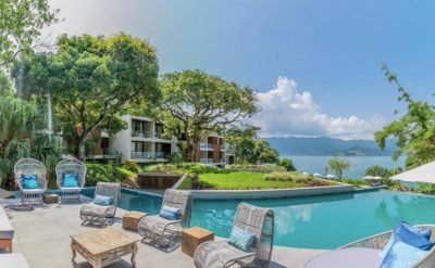 piscina com vista para o mar
