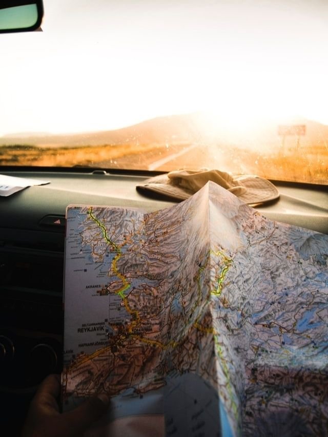 mapa aberto dentro de um carro