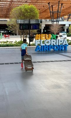 menino carregando mala no aeroporto de Florianópolis