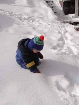 criança na neve