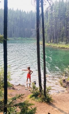 menino no lago