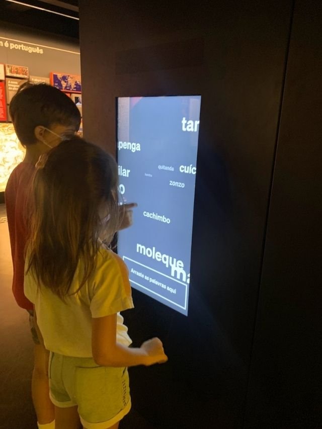 Visita ao Museu da Língua Portuguesa com crianças