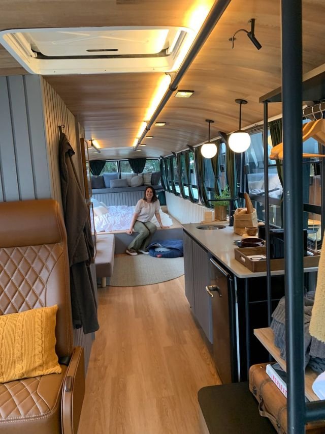Outro chão: ônibus urbano vira chalé para famílias se hospedarem