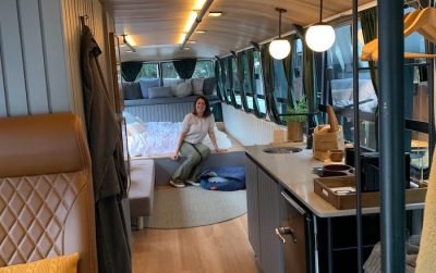 Outro chão: ônibus urbano vira chalé para famílias se hospedarem