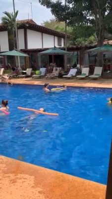 Clara-Resorts-piscina-em-frente-ao-lago-poster