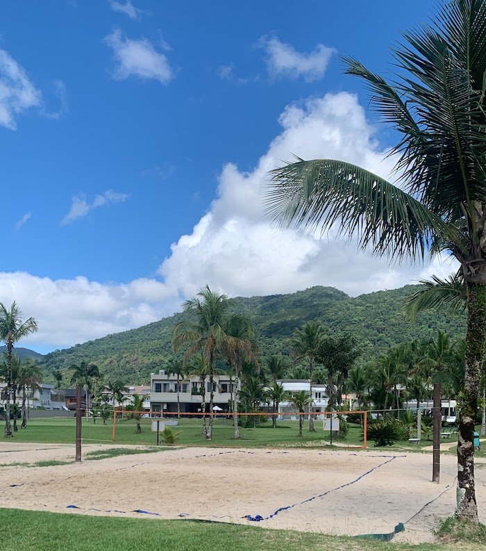 Quadras de vôlei e beach tennis à beira da praia