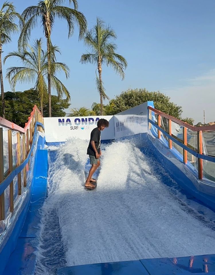 Aulas de surf no Hot Beach Park Olímpia