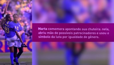 Marta aponta para sua chuteira em luta da igualdade de gênero