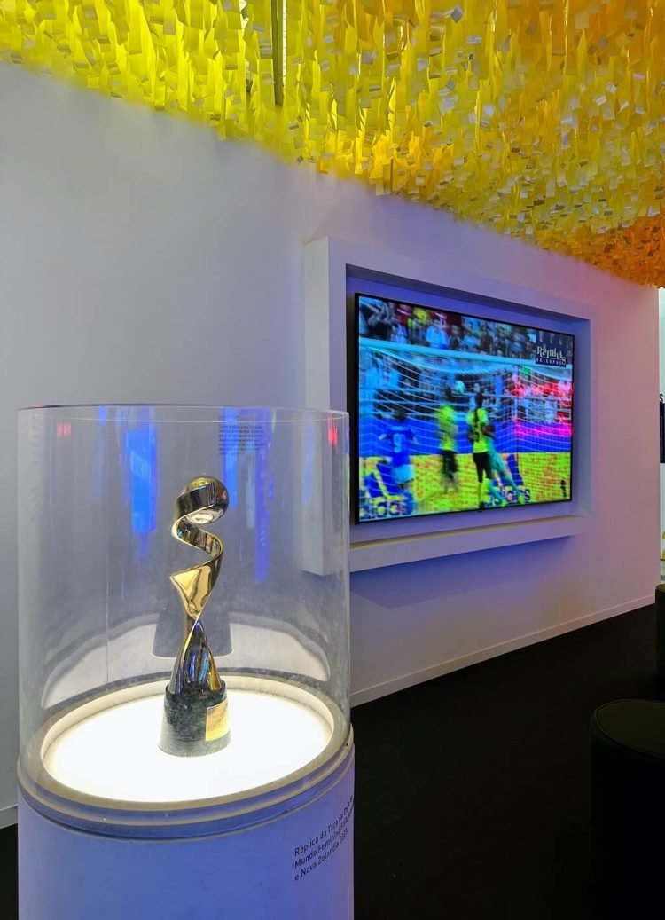 réplica da taça da Copa do Mundo Feminina na exposição Rainha de Copas no Museu do Futebol