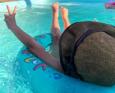 CRIANÇA NA PISCINA