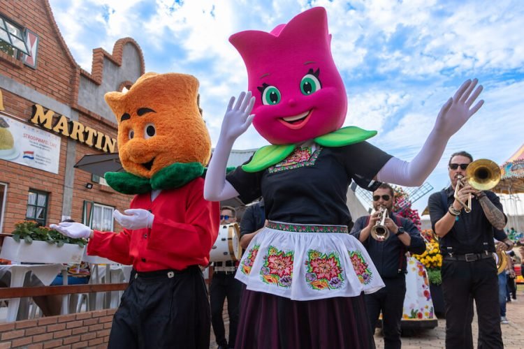 Os personagens Tulipo e Flora durante a Parada das Flores