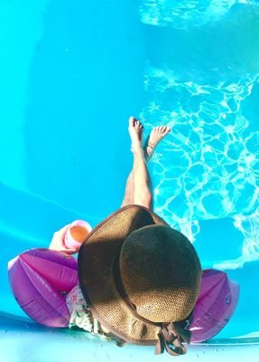 Piscina com chapéu