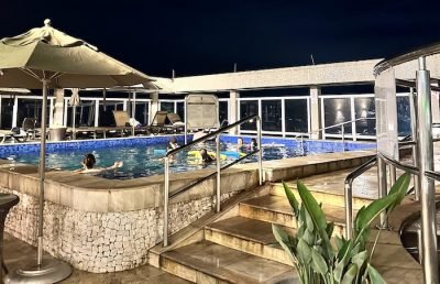 piscina a noite no parque balneario hotel