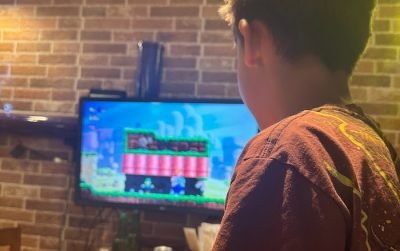 Lanchonete temática Fan Hour com videogame para ir com adolescentes