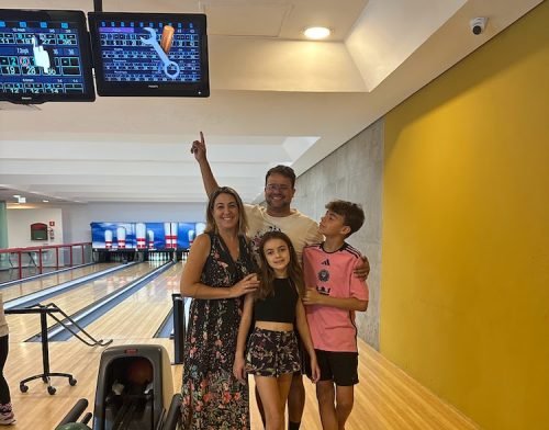 diversão em família na pista de boliche no Almenat Tapestry Collection by Hilton