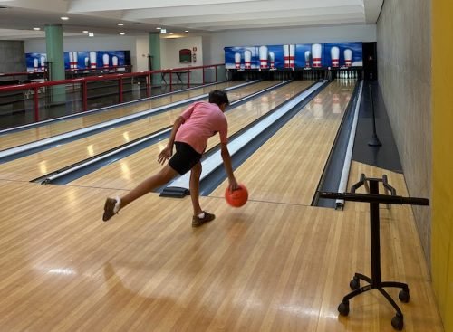 Pista de boliche no Hotel Almenat Tapestry Collection by Hilton