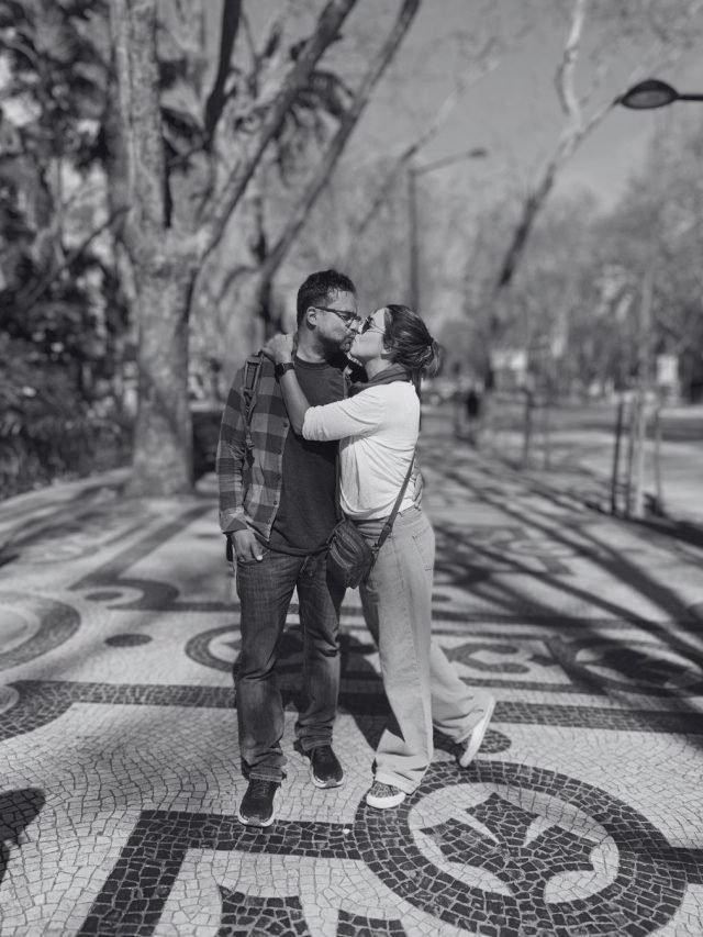 casal se beijando em destinos românticos
