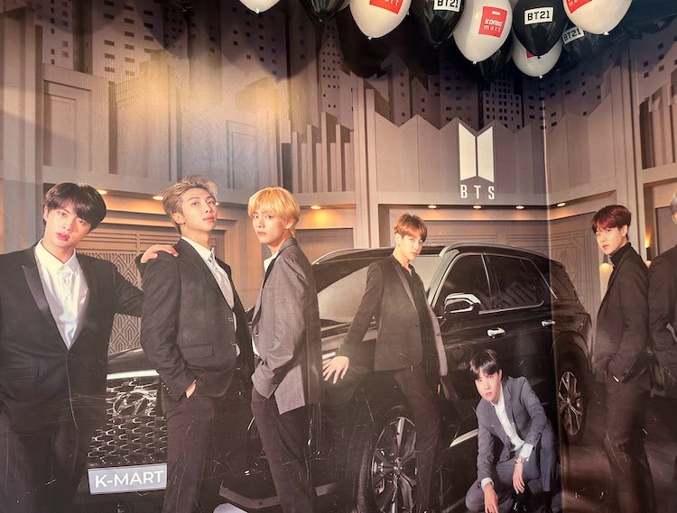 painel do BTS K-Pop no Korea Mart