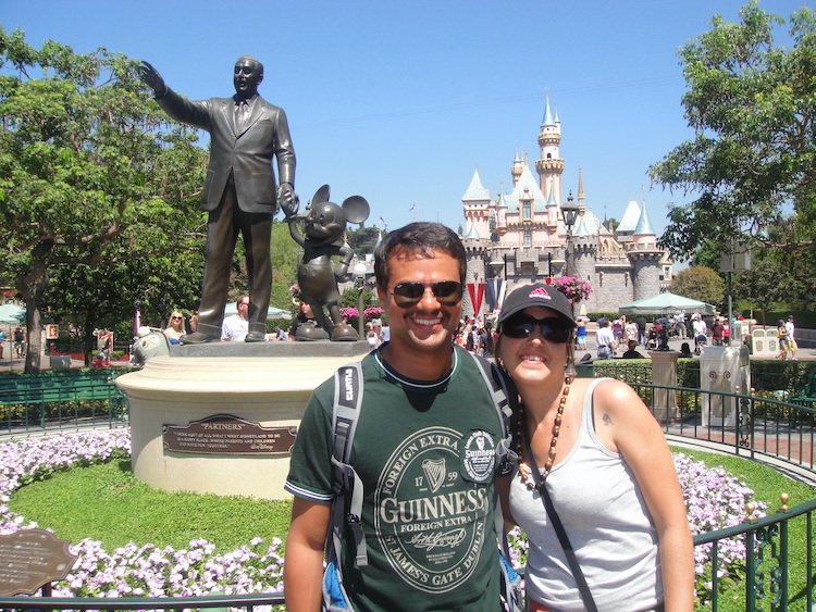 Catia e Rodrigo Disneyland em frente a estatua de Walt Disney,