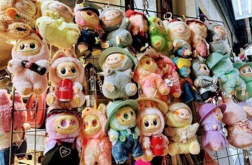 bonecos labubu na liberdade