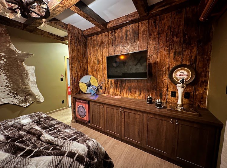 Quarto do Rei no Naturé Resort com chopp Germânia Magic City