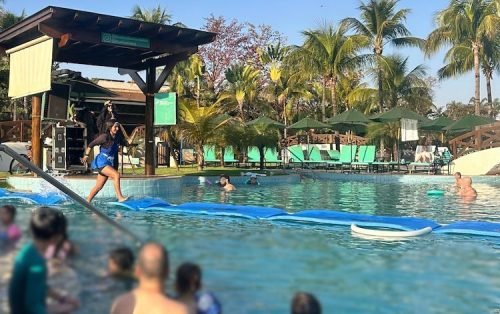 Recreação animada na piscina do Blue Tree Thermas de Lins
