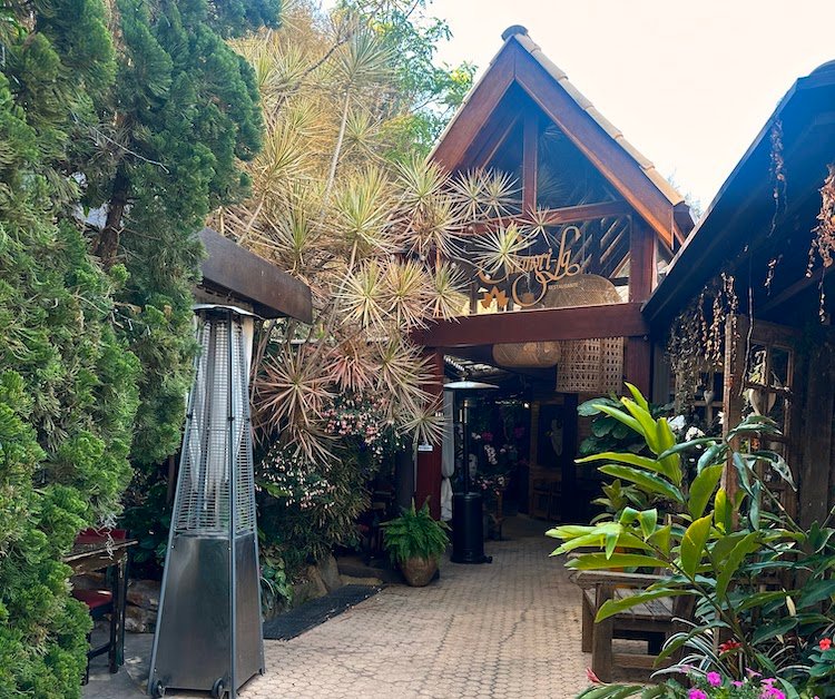 Entrada do restaurante Shangri-La em Serra Negra