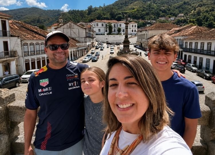 Praça Tiradentes Ouro Preto com crianças e adolescentes - Catia Noronha blog Mães em Viagem