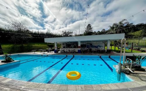 Pullman Guarulhos piscina ao ar livre